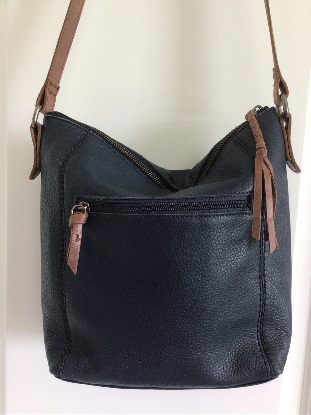 The Sak Navy Leather Shoulder Bag with Tan Trim and Strap - Picture 3 of 11